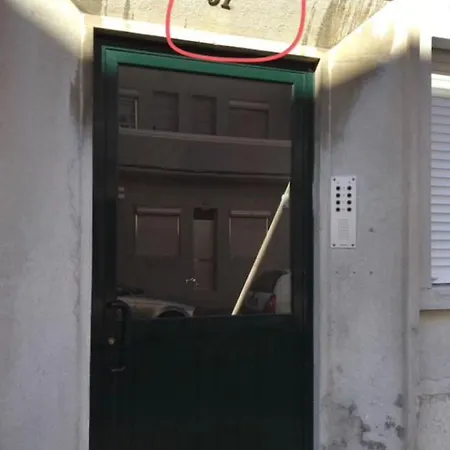 Sunny In A Typical Neighborhood * Lissabon