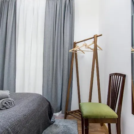 Sunny In A Typical Neighborhood アパート