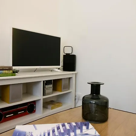 Sunny In A Typical Neighborhood リスボン